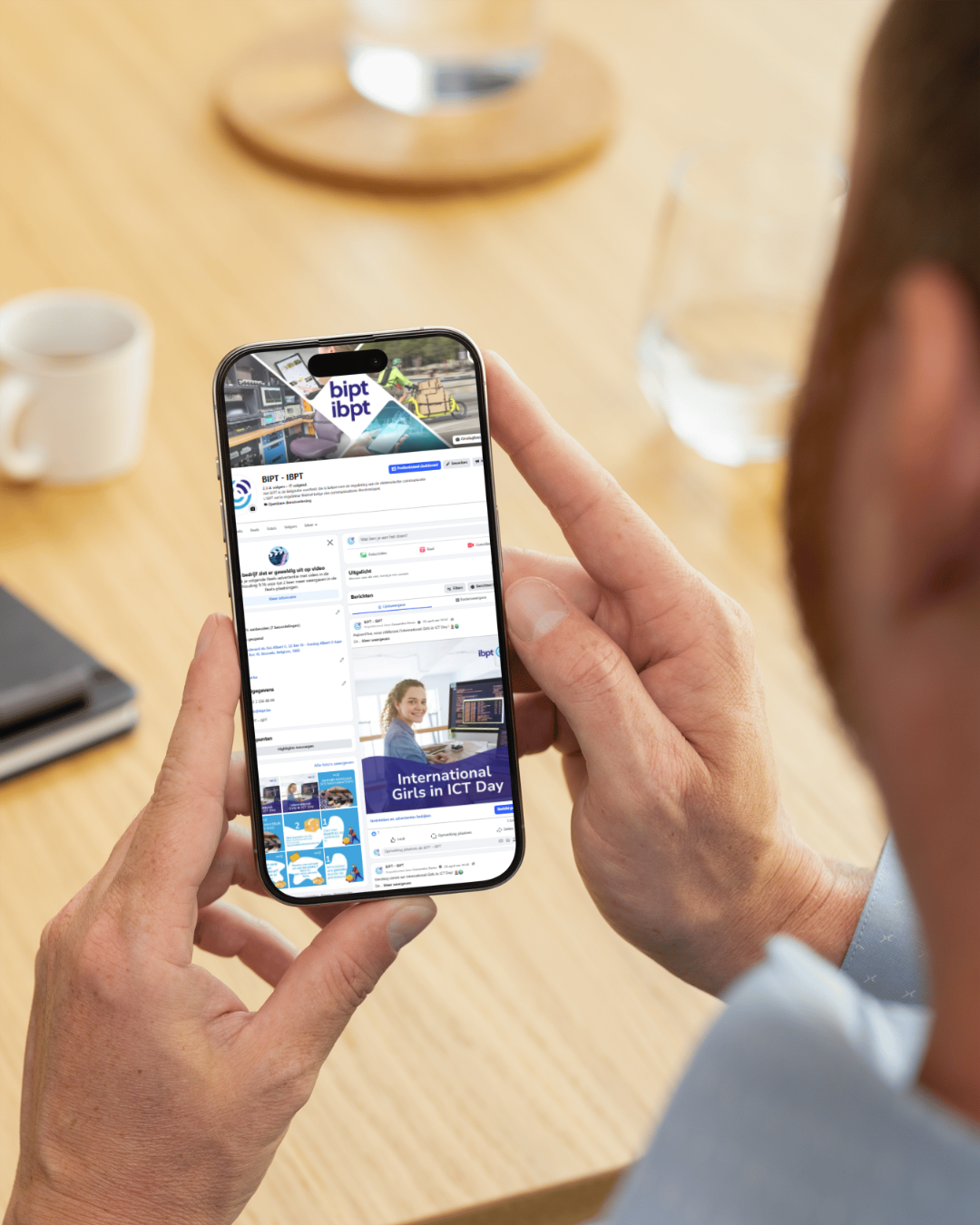 Photo of a person browsing one of the IBPT’s websites on their smartphone 