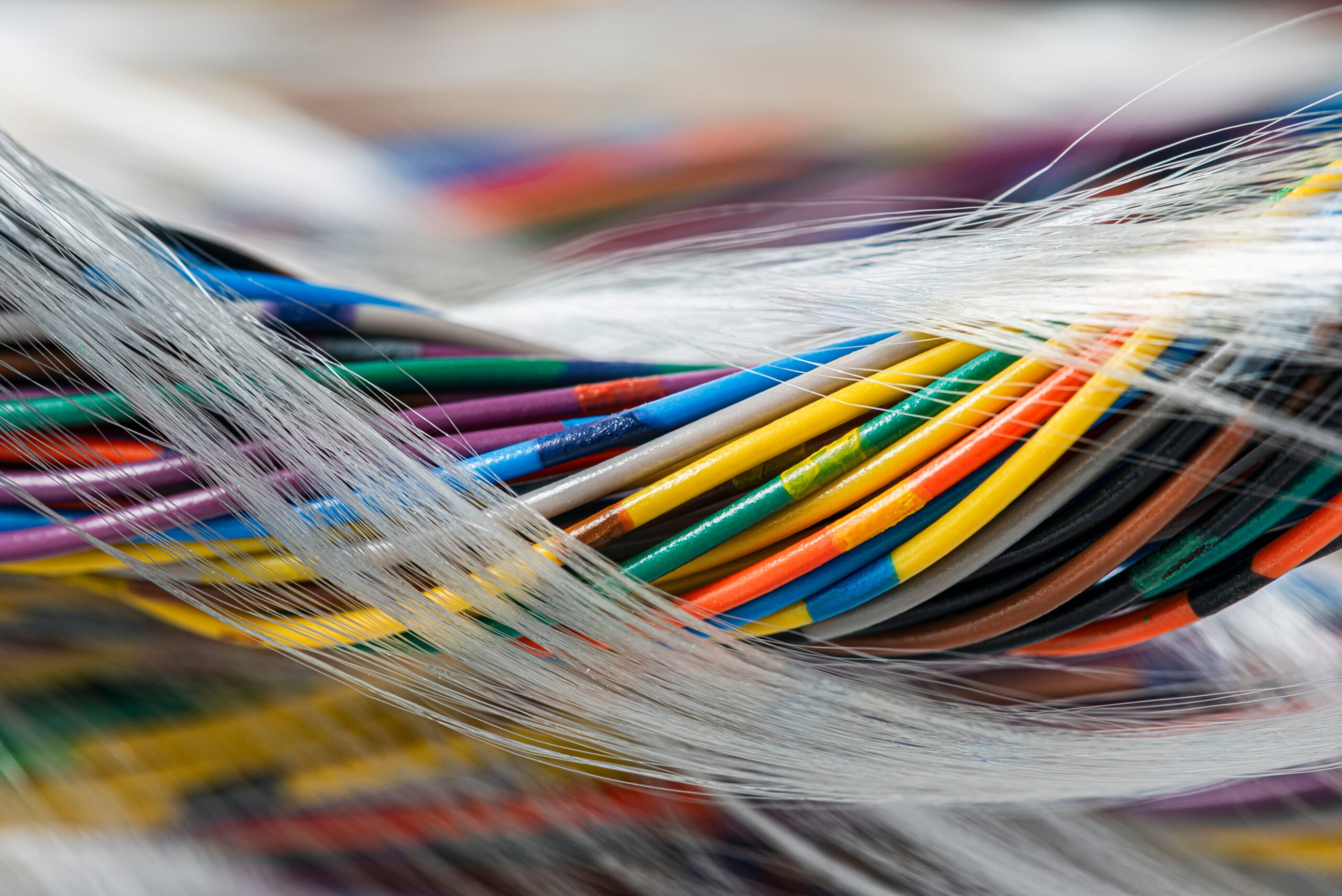 Illustratieve foto van glasvezelkabels, die de connectiviteit met zeer hoge capaciteit weergeeft 